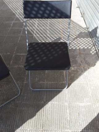 Sillas plegables negras y plateadas