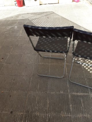 Sillas plegables negras y plateadas