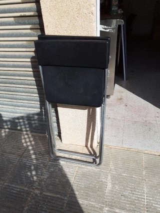 Sillas plegables negras y plateadas