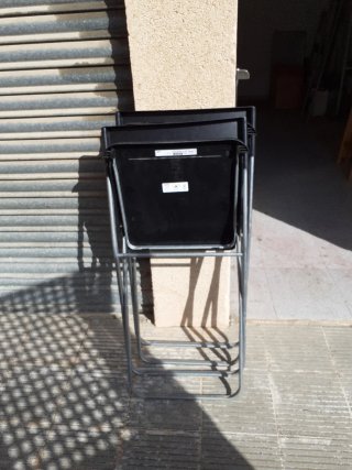 Sillas plegables negras y plateadas
