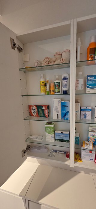 Armario blanco para medicinas