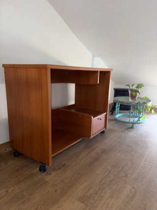 Scrivania in legno con ruote e cassetto