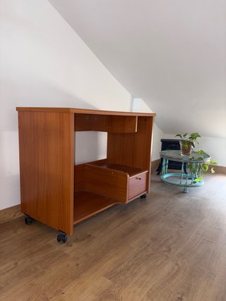 Scrivania in legno con ruote e cassetto