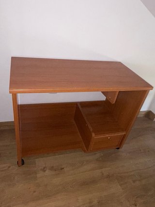 Scrivania in legno con ruote e cassetto