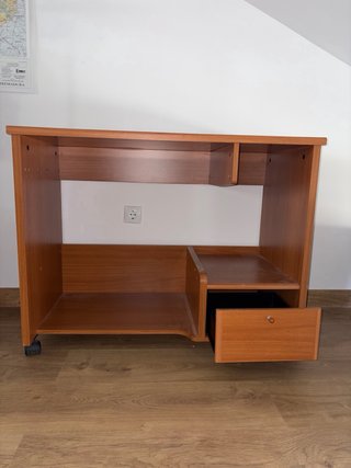 Scrivania in legno con ruote e cassetto