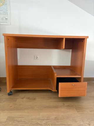 Scrivania in legno con ruote e cassetto