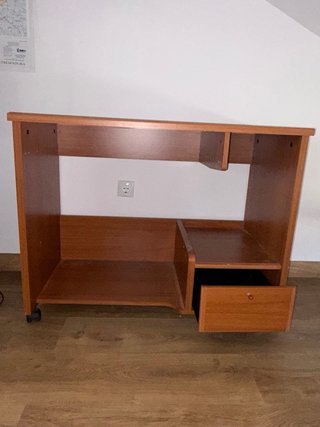 Scrivania in legno con ruote e cassetto