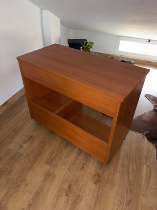 Scrivania in legno con ruote e cassetto
