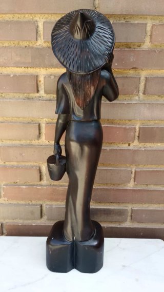 Escultura mujer balinesa madera