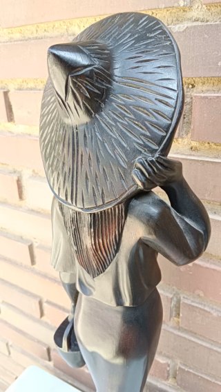 Escultura mujer balinesa madera
