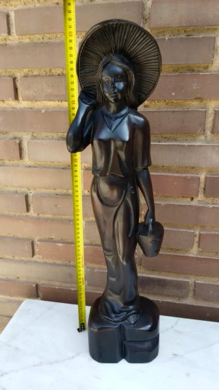 Escultura mujer balinesa madera