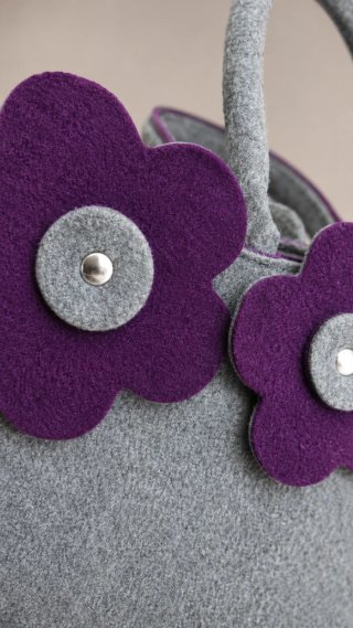 Borsa artigianale in feltro grigio con fiori viola
