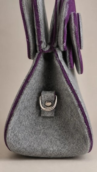 Borsa artigianale in feltro grigio con fiori viola