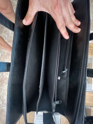 Portapapeles y “ portatil “ de cuero negro .