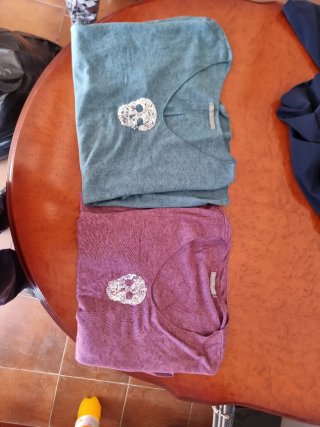 Camiseta morada con calavera brillante