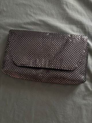 Bolso de fiesta plateado con cadena