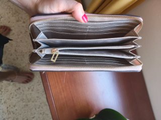 Cartera Guess rosa tejida con logo