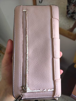 Cartera Guess rosa tejida con logo