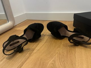 Sandalias plataforma tacón negras con lazo