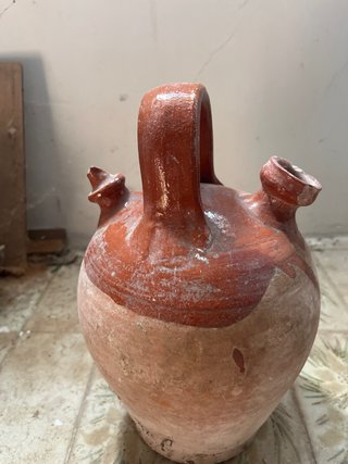Antiguo botijo de barro