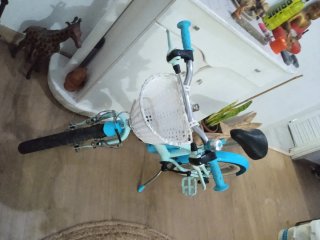 Bicicleta infantil azul con cesta