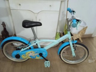 Bicicleta infantil azul con cesta