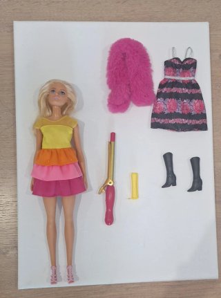 Barbie con vestido y accesorios