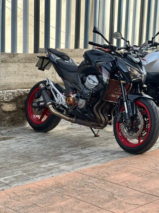 Kawasaki Z800 Negra y Roja