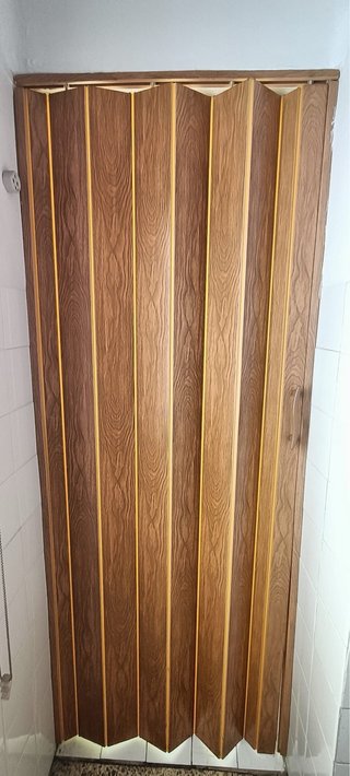 Puerta plegable de plástico imitación madera