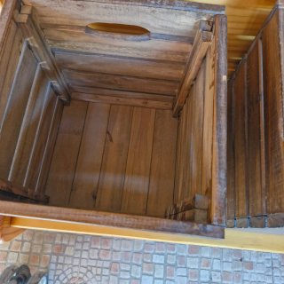 Caja de madera rústica con asas