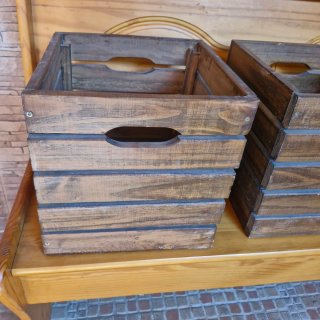 Caja de madera rústica con asas