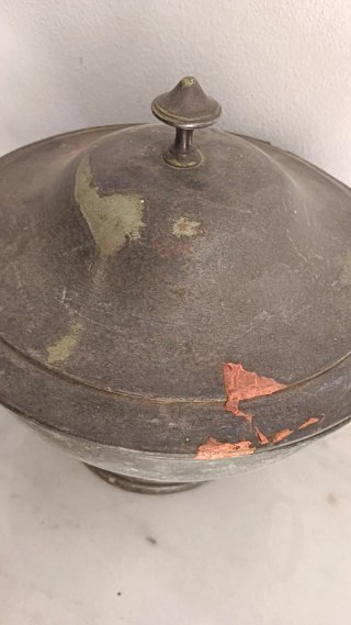 Sopera antigua metálica con tapa