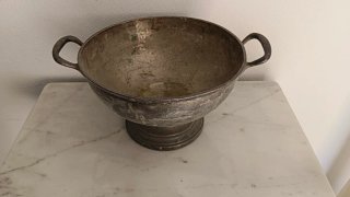 Sopera antigua metálica con tapa