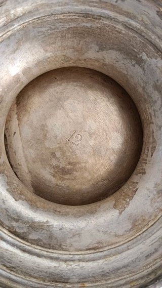 Sopera antigua metálica con tapa