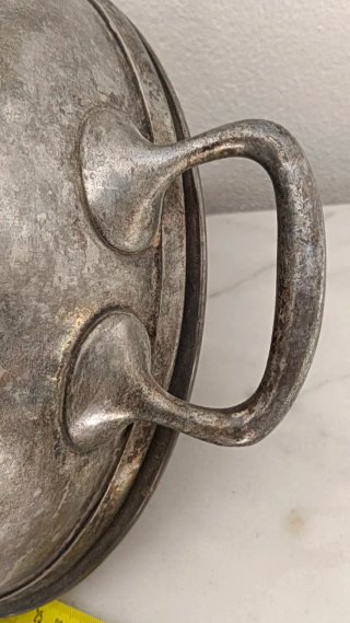 Sopera antigua metálica con tapa