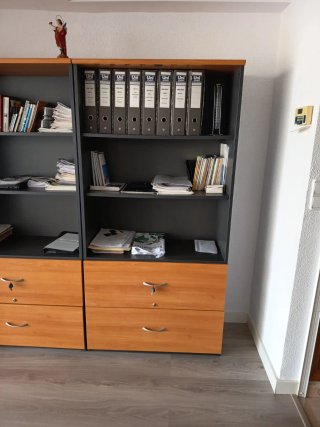 Mesa de oficina L con 2 estanterías