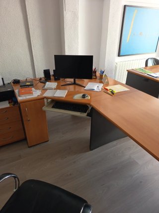 Mesa de oficina L con 2 estanterías