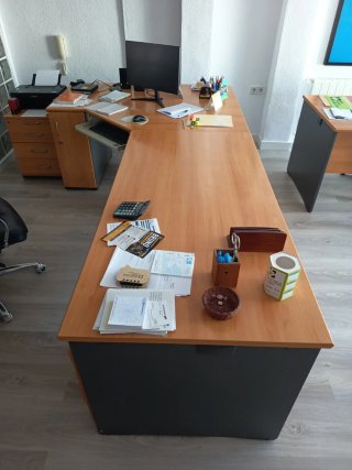 Mesa de oficina L con 2 estanterías