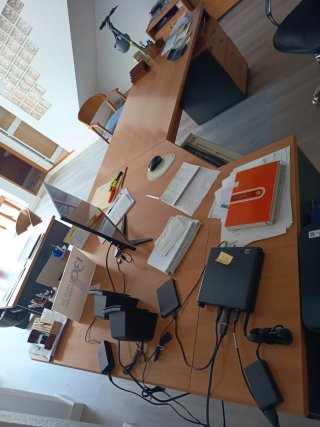 Mesa de oficina L con 2 estanterías