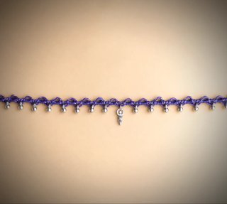 Gargantilla macramé morada con detalles plateados