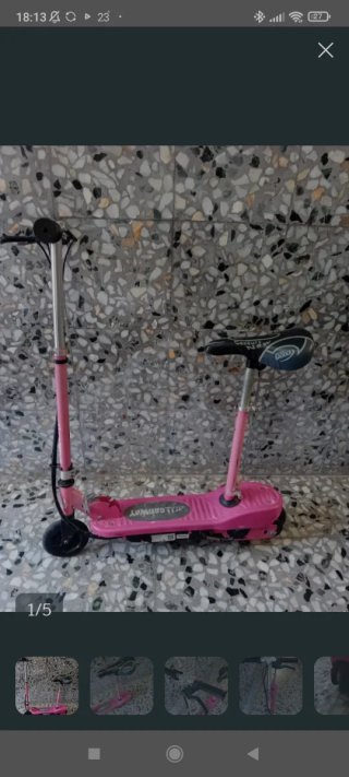 Patinete eléctrico rosa con asiento