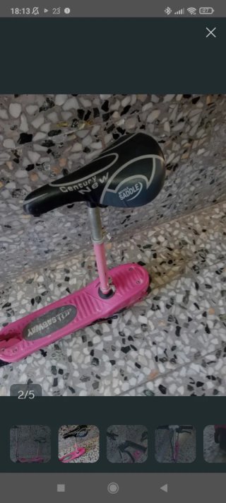 Patinete eléctrico rosa con asiento