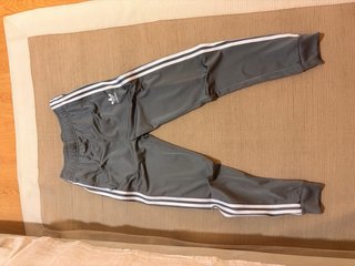 Pantalón Adidas gris niño