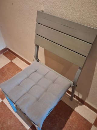 Sillas de comedor grises y plateadas