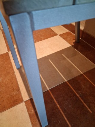 Sillas de comedor grises y plateadas