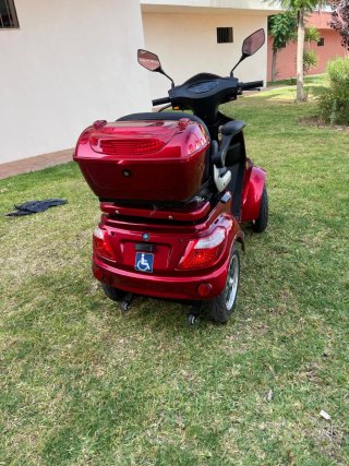 Moto movilidad reducida 4 ruedas