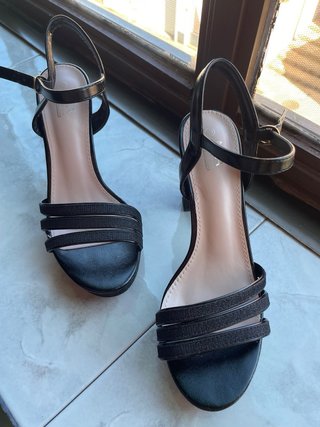 Sandalias tacón negras,solo se usaron media hora