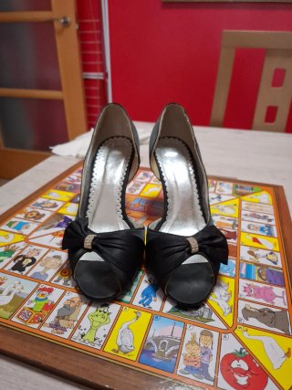 Zapatos de tacón negros con lazo y pedrería