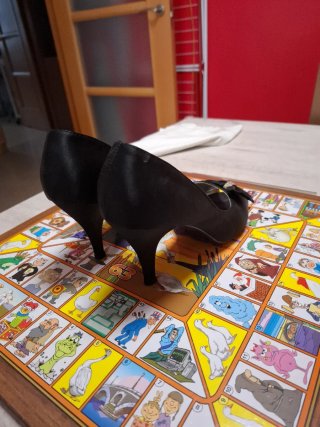 Zapatos de tacón negros con lazo y pedrería