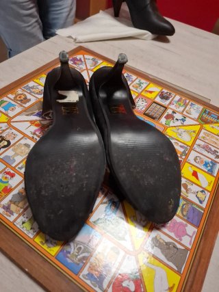 Zapatos de tacón negros con lazo y pedrería